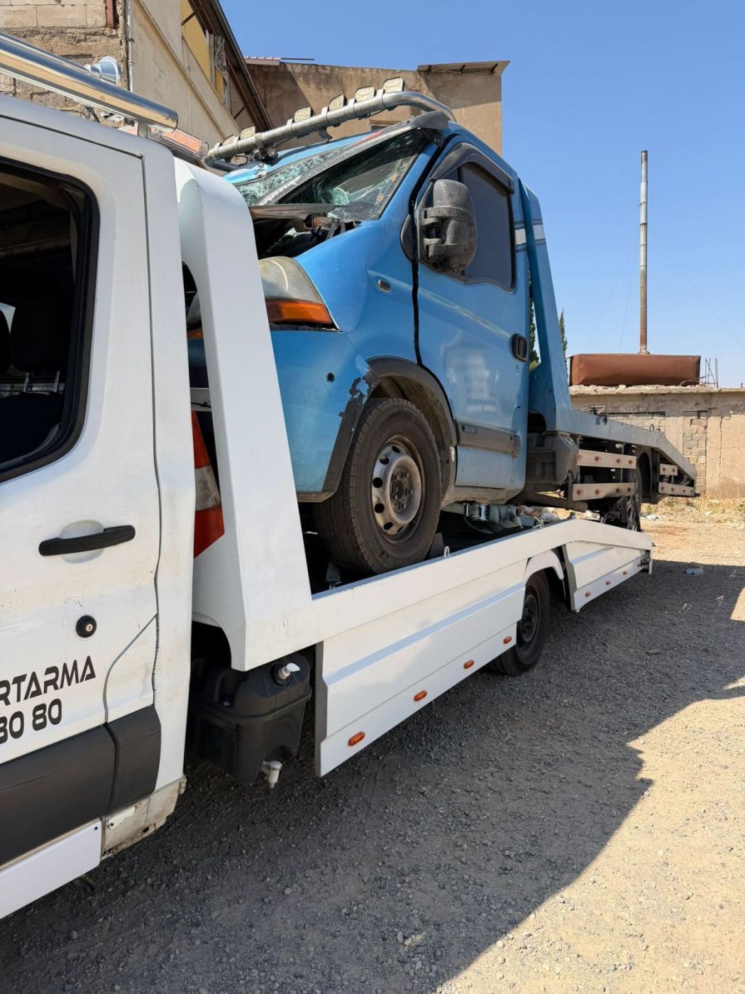 Ağır hasarlı ticari araç