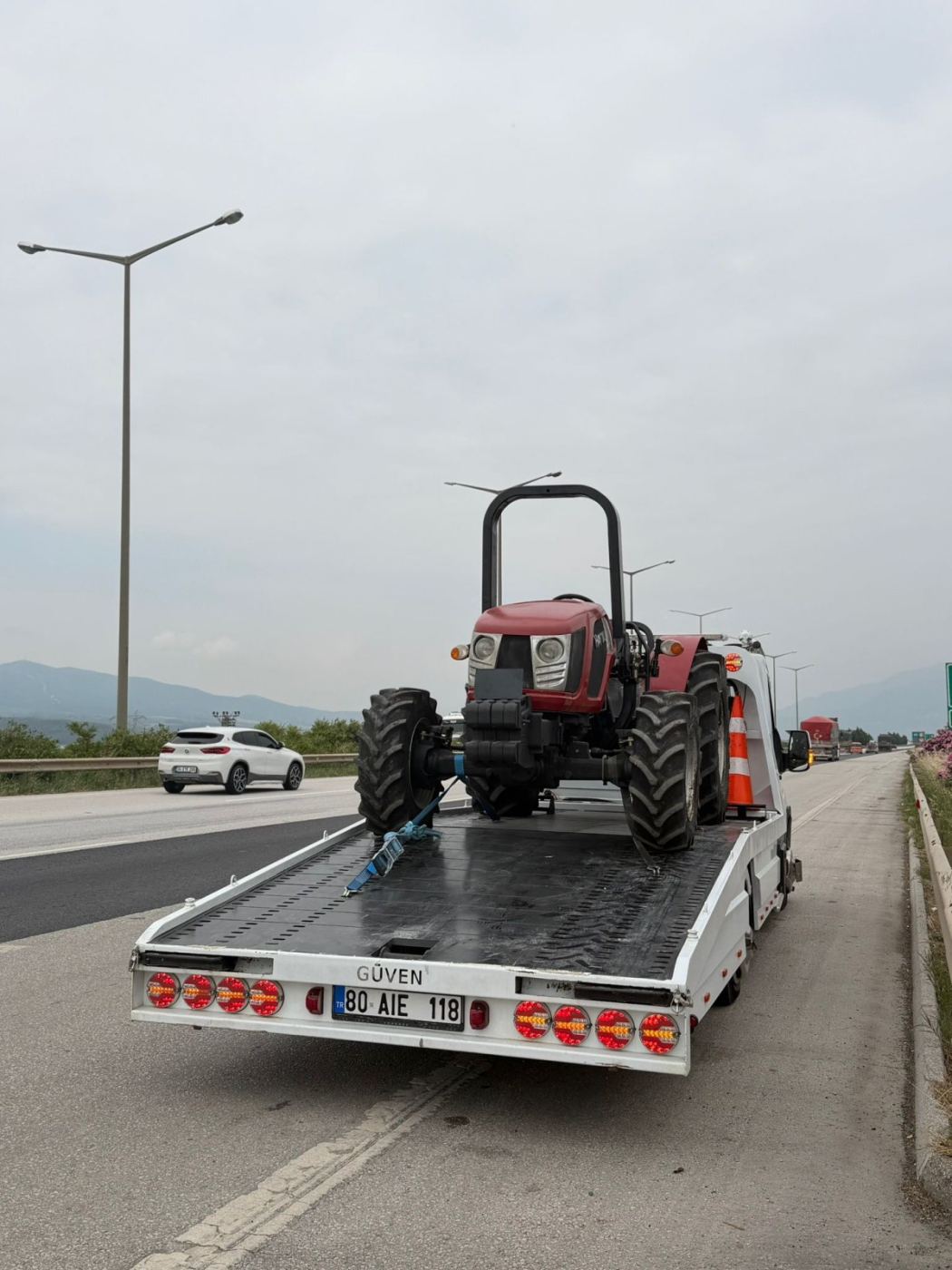 Yol üstünde traktör nakli